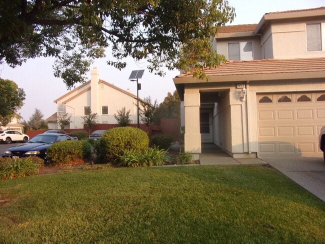 Building Photo - 853 Vassar Dr