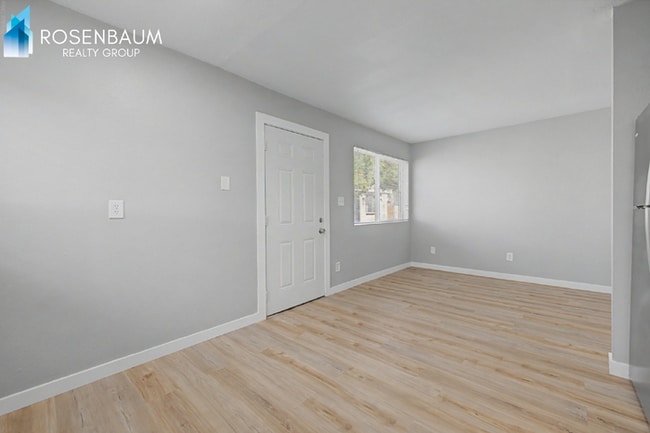 Photo - 1925 W Village Dr Unidad 4