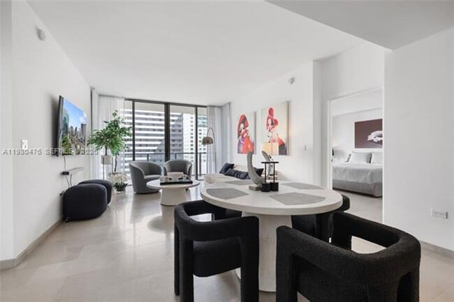 Photo - 88 SW 7th St Unidad 88 SW 7th St # 1010