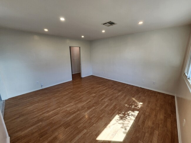 Photo - 10449 Cantara St