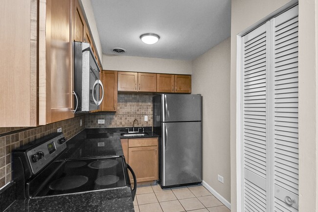 Photo - 3825 N Pine Grove Ave Unit # 0321