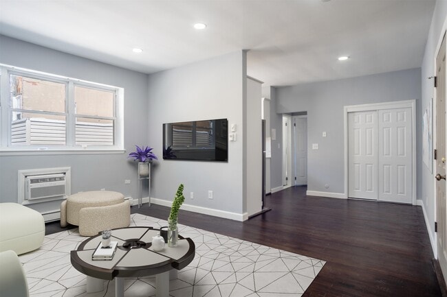 Building Photo - 711 18th St Unit M Rental