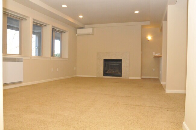 great room - 5040 Ivanhoe Pl NE