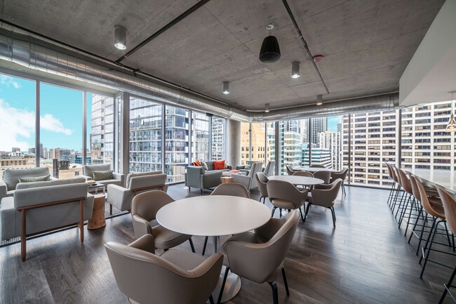 Photo - 215 W Lake St Unidad FL10-ID1028852P