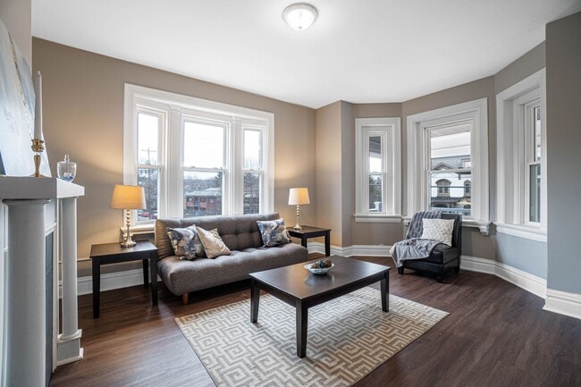 Building Photo - Classic 1900's building with all new interior space Unit Apt 2