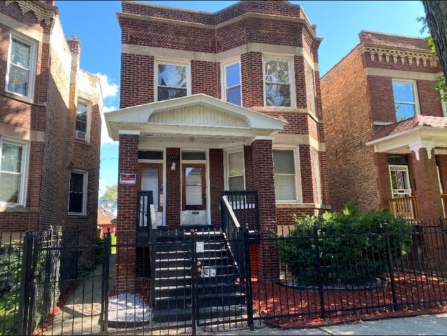 Building Photo - 5939 S Maplewood Ave Unit 2
