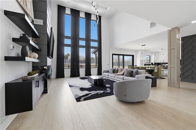 Photo - 556 Versailles Dr