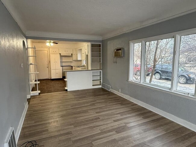 Photo - 952 Markham St