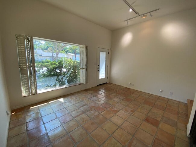Photo - Alamo Heights Gem ~  2 / 2.5 Multi-Level C...