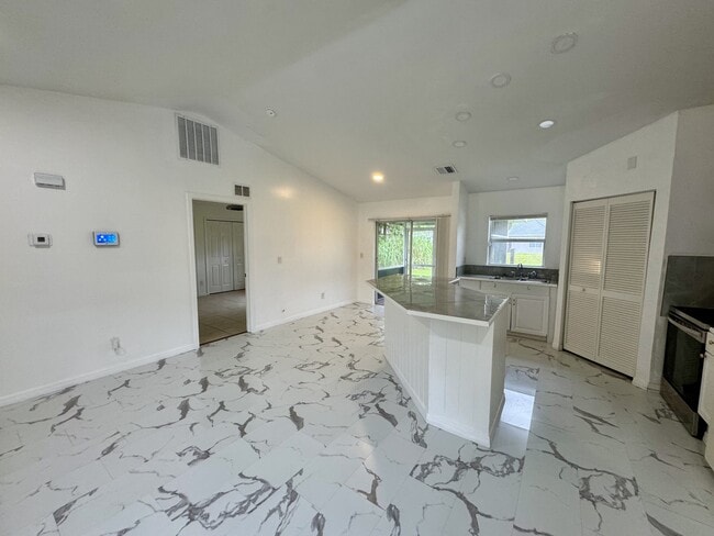 Photo - 2410 George Ave S