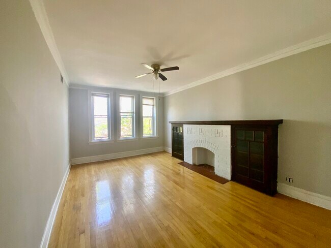 5511 W Diversey Ave