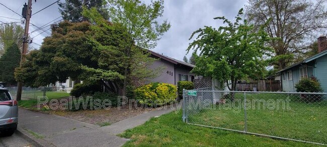 Photo - 411 SE Riverside House
