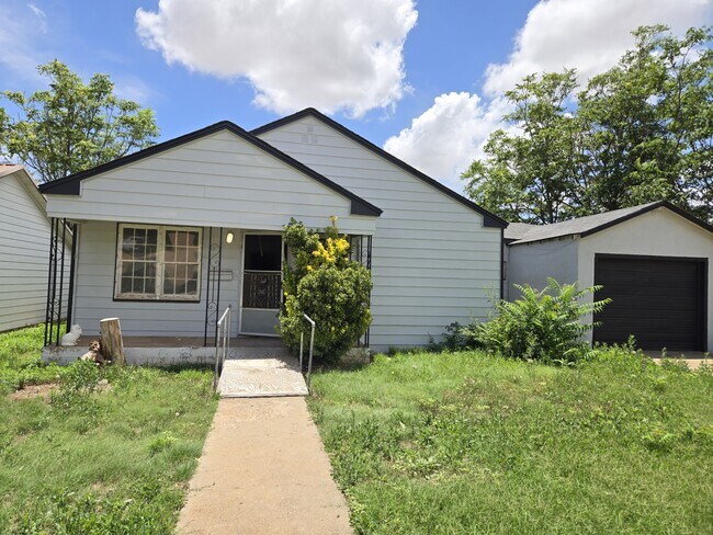 Photo - 616 E 13th St Casa