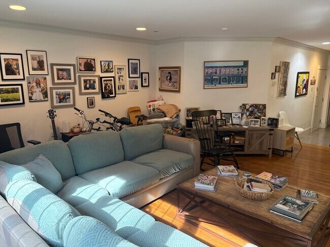 Building Photo - 331 Beacon St Unit 1