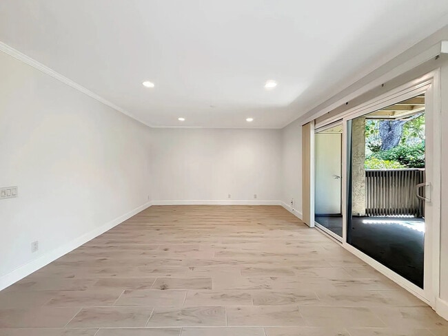 8503 Villa La Jolla Dr Unidad J