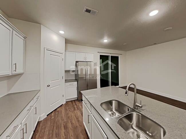 Photo - 2683 3340 South St