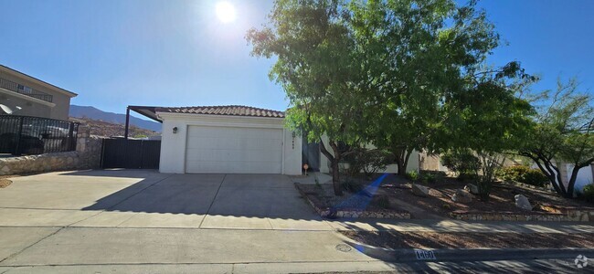 Building Photo - Stunning 4 bedroom, 2.5 bath home in West ...