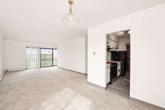 Building Photo - Carriage Creek Apartments