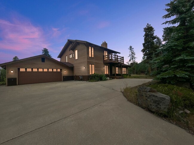 Building Photo - 3 bedroom plus loft! Furnished property Fr...
