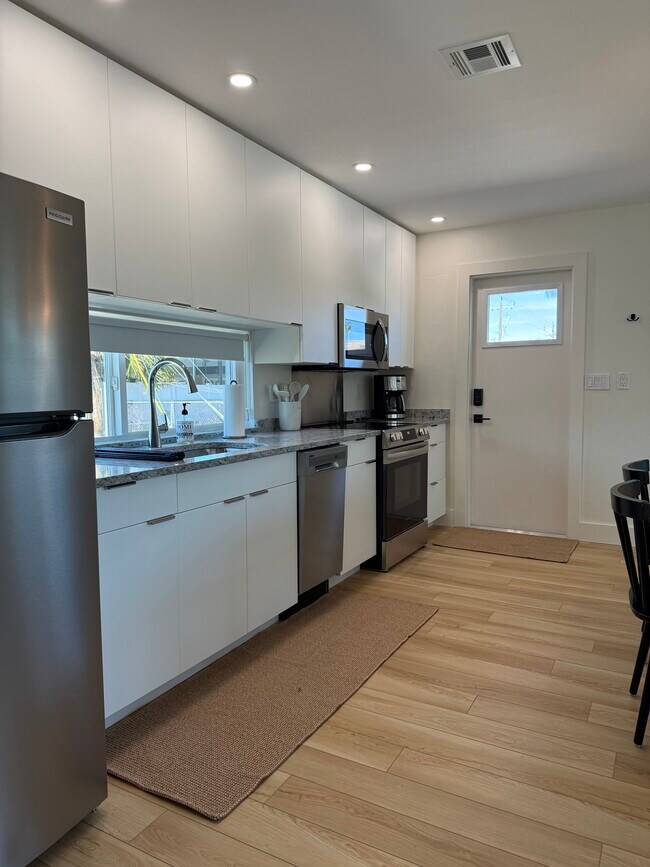 Photo - 906 Harbor Dr S