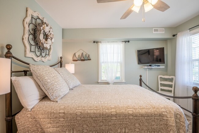 Photo - SHORT TERM ONLY Happy As A Clam Duplex