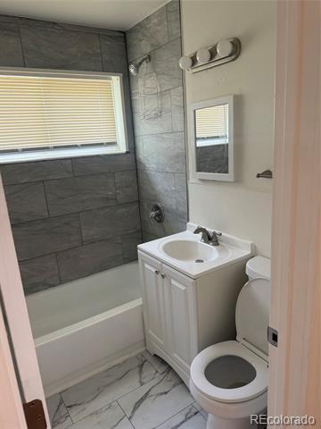 Photo - 3508 Leyden St