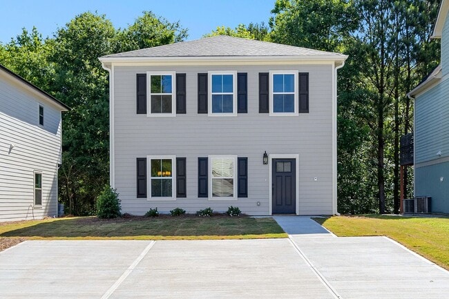 Photo - 3 Bedroom House Walkable to downtown Zebulon with Lawncare included!