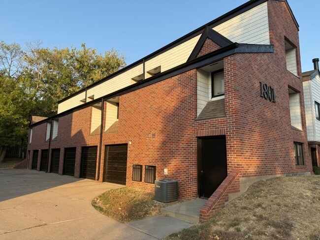 Photo - Luxurious 2-Bedroom Apartments with Modern... Unit 4