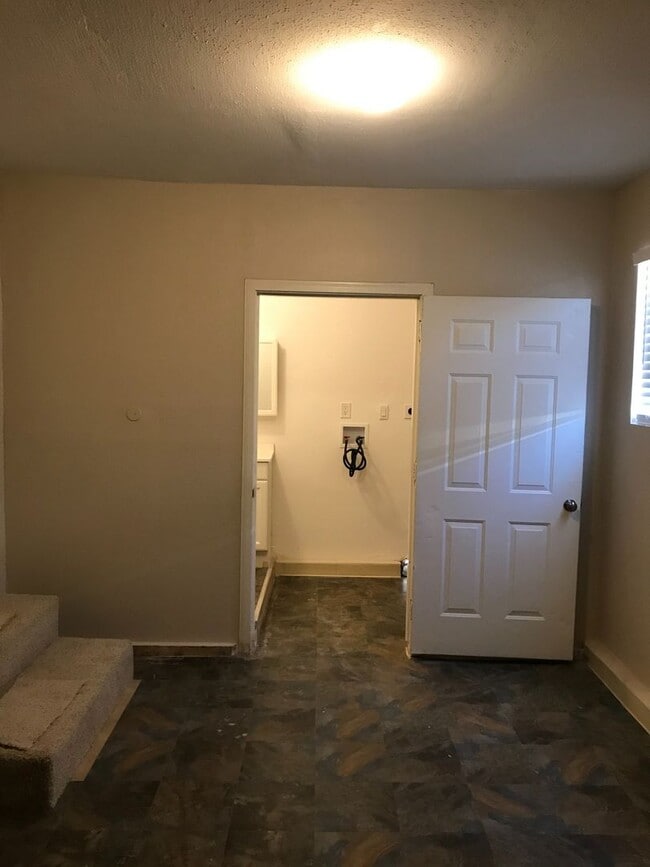 Photo - Aspen Ave - BLUE Unidad A