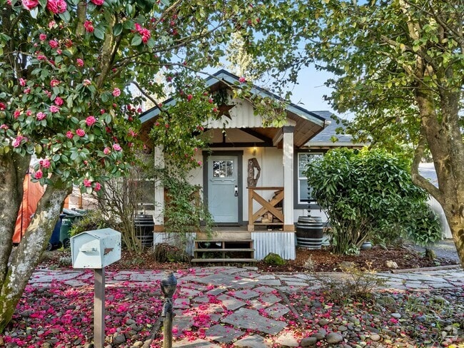 Building Photo - Adorable, fully updated 1-bdr/1-bath Milwa... Rental