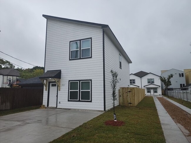 Building Photo - 832 Elkhart St