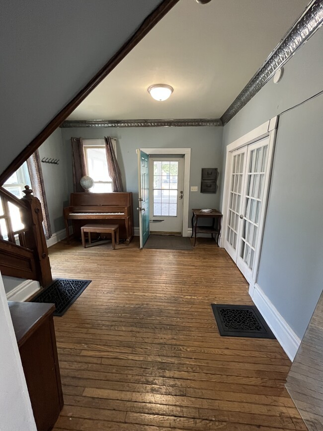 Photo - 815 Henry Ave SE