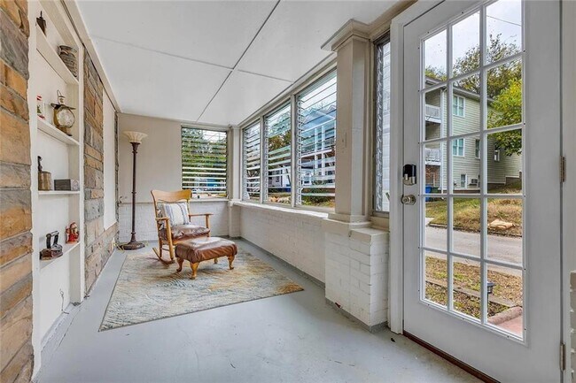 Photo - 72 Kenyon St SE