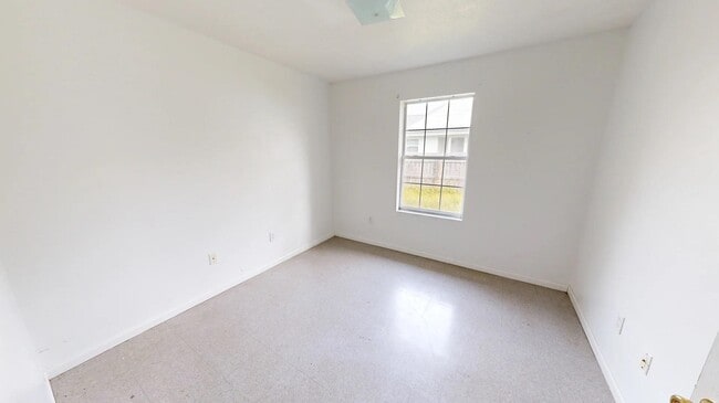 Photo - 308 Coffee St