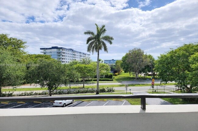 Building Photo - 950 Hillcrest Dr Unit 302