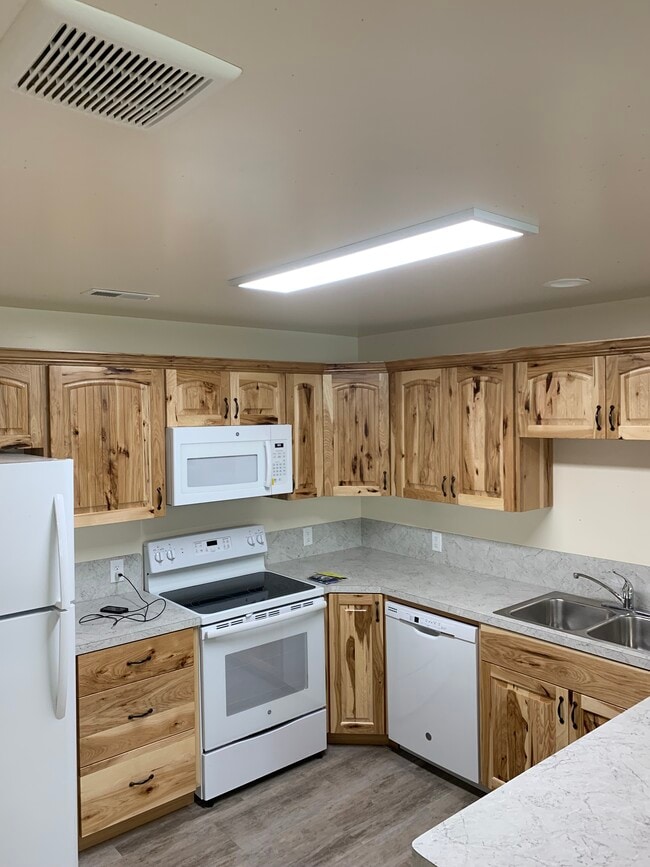 Kitchen - 2068 E Olympic Ave Unit 2068