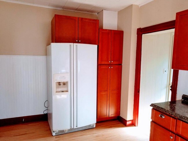 Photo - 694 S Main St