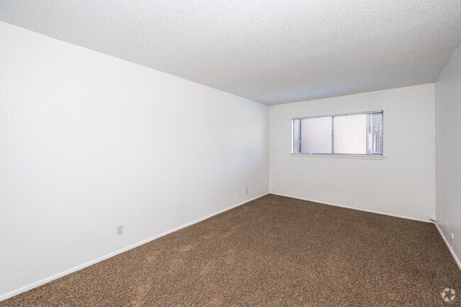 2BR, 1BA - 1,000SF - Primary Bedroom