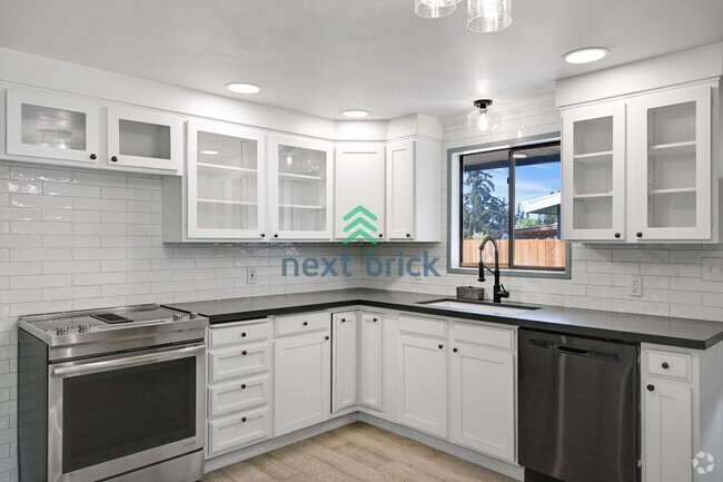 Building Photo - Charming 3-Bed, 2-Bath Remodeled Home in P...
