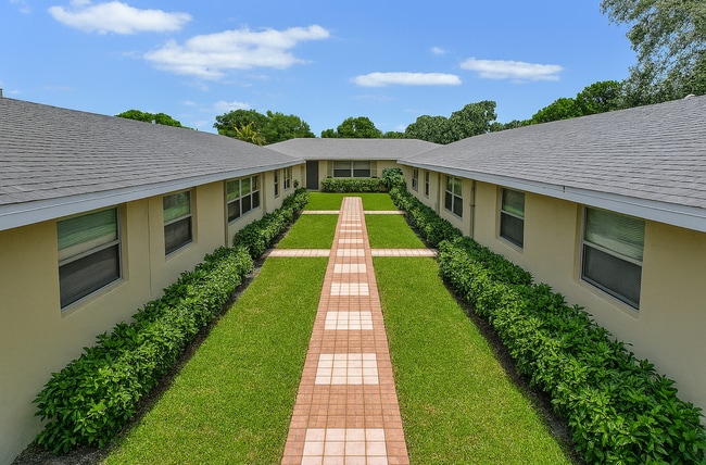 Building Photo - Waterford Villas - 6890- 6857 SW 5th St Margate, FL 33068