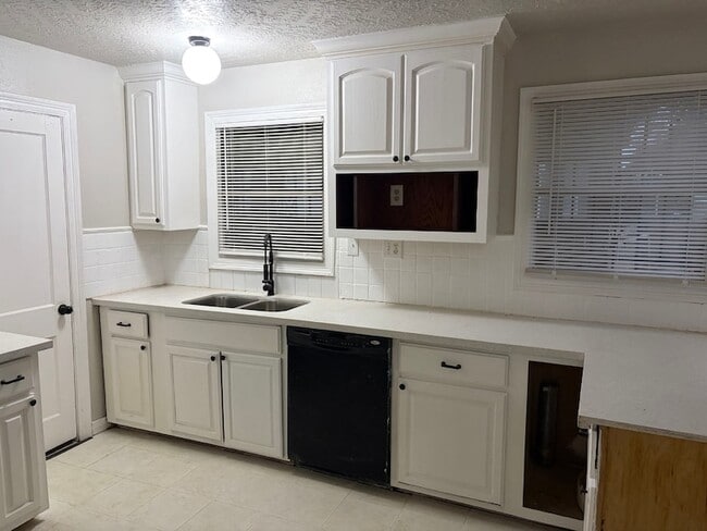 Photo - 3150 Roberts Ave