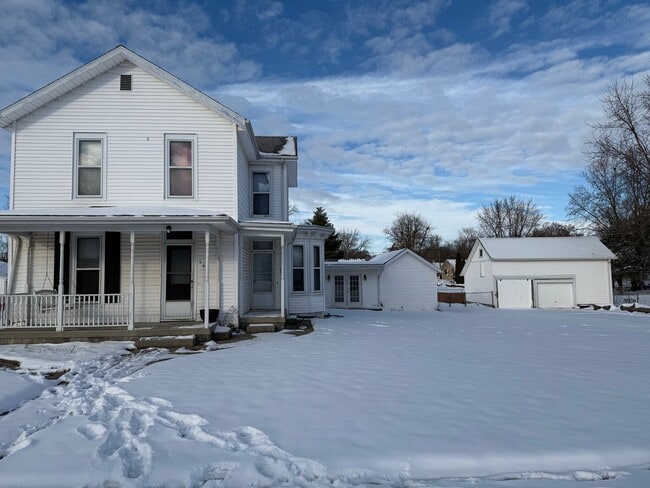 Photo - Large 4 BR house in Heyworth