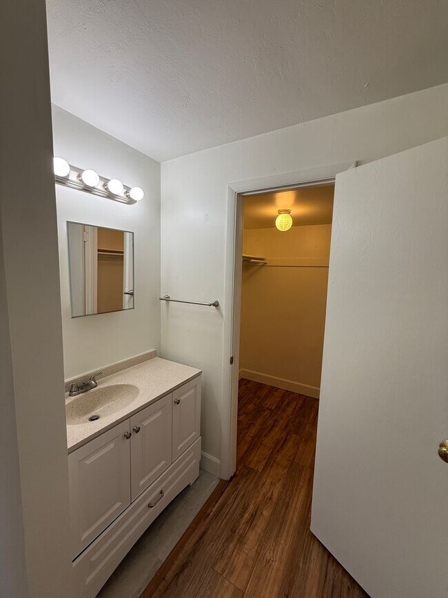 Photo - Beautiful Two Bedroom Apt; Salt Lake City, 1,000 sq ft; New Flooring Unidad 3362