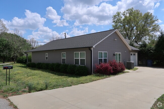 Building Photo - 210 Orch Pk Ln Rental