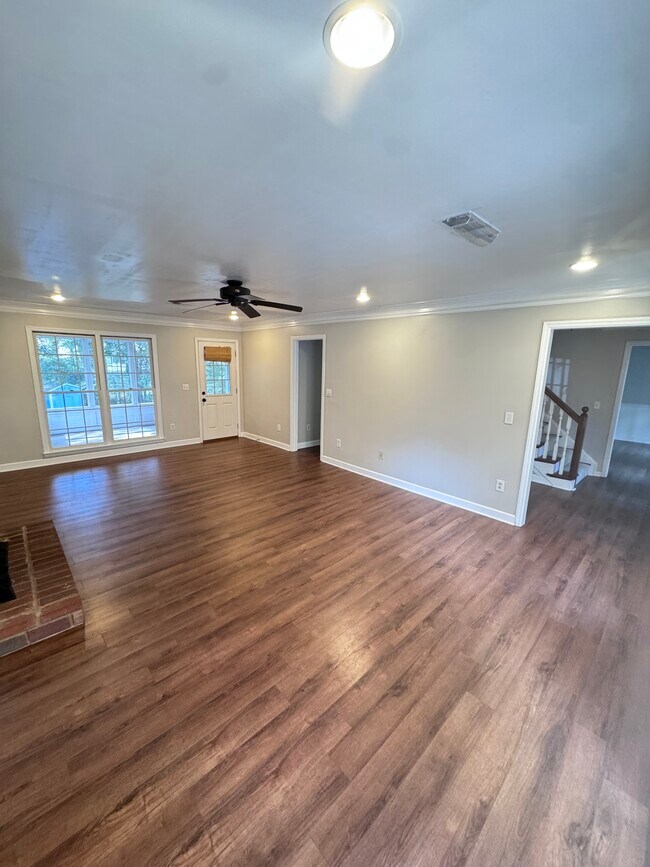 Photo - 1884 Dovonshire Rd S W