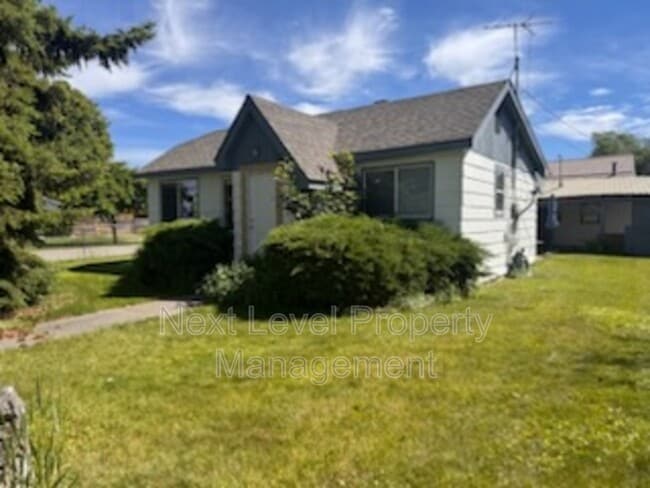 Building Photo - 1003 6th Ave W