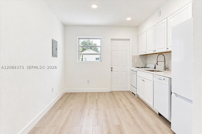 Photo - 355 NE 55th St Unit 2