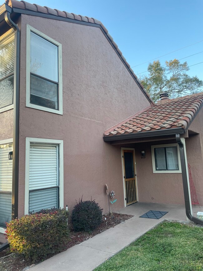 Front door townhome - 609 Trinidad Ct