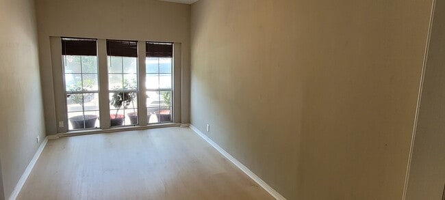 Bedroom with walk/in closet - 125 Woodland Dr Unidad B
