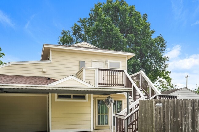 Photo - 3502 Longwood Dr Unit B